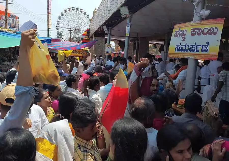Marikamba मेला पूरे जोश में: ग्रहण के कारण सोमवार को भीड़ उमड़ी Marikamba मेला पूरे जोश में: ग्रहण के कारण सोमवार को भीड़ उमड़ी