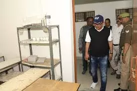 Bareilly: डीएम ने आश्रम पद्धति विद्यालय का निरीक्षण किया Bareilly: डीएम ने आश्रम पद्धति विद्यालय का निरीक्षण किया