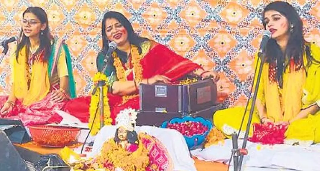 Bareilly: Braj और Awadh के गीतों पर झूमे श्रद्धालु Bareilly: Braj और Awadh के गीतों पर झूमे श्रद्धालु