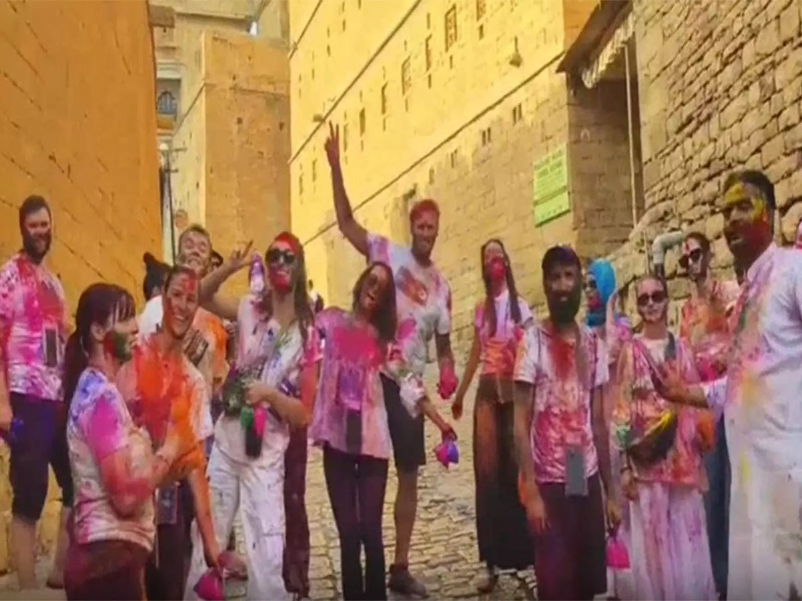 Jaisalmer में विदेशी पर्यटक होली के रंगों में डूबे Jaisalmer में विदेशी पर्यटक होली के रंगों में डूबे