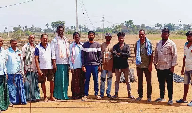 Istalapuram में चिकन शेड का निर्माण कार्य बाधित Istalapuram में चिकन शेड का निर्माण कार्य बाधित