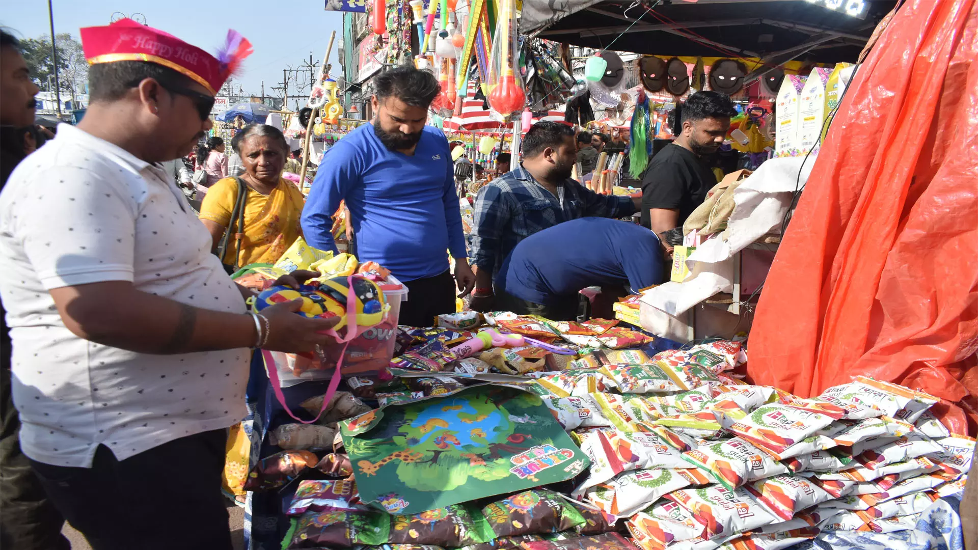 Bareilly: रंग और गुलाल की बिक्री में तेजी, त्योहार से चमका बाजार Bareilly: रंग और गुलाल की बिक्री में तेजी, त्योहार से चमका बाजार