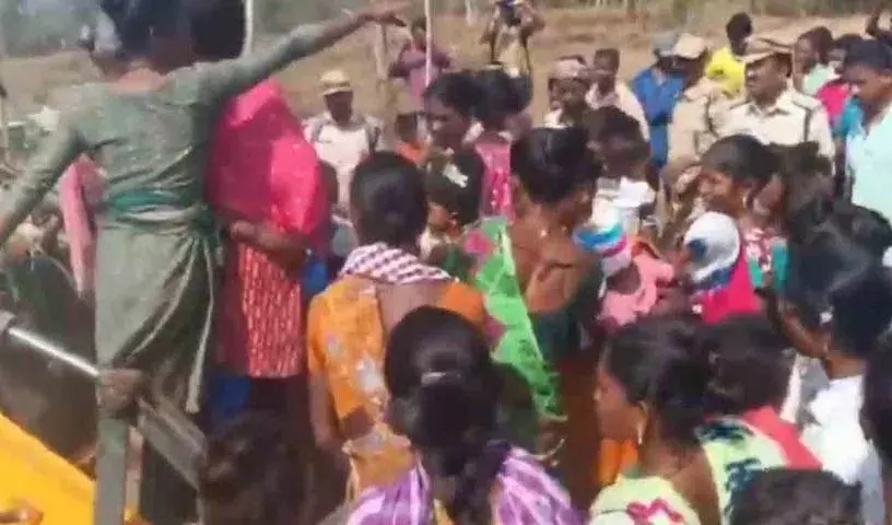 Forest Department के अधिकारी मिनिस्टर सीथक्का इलाके में किसानों की ज़मीन हड़प रहे Forest Department के अधिकारी मिनिस्टर सीथक्का इलाके में किसानों की ज़मीन हड़प रहे