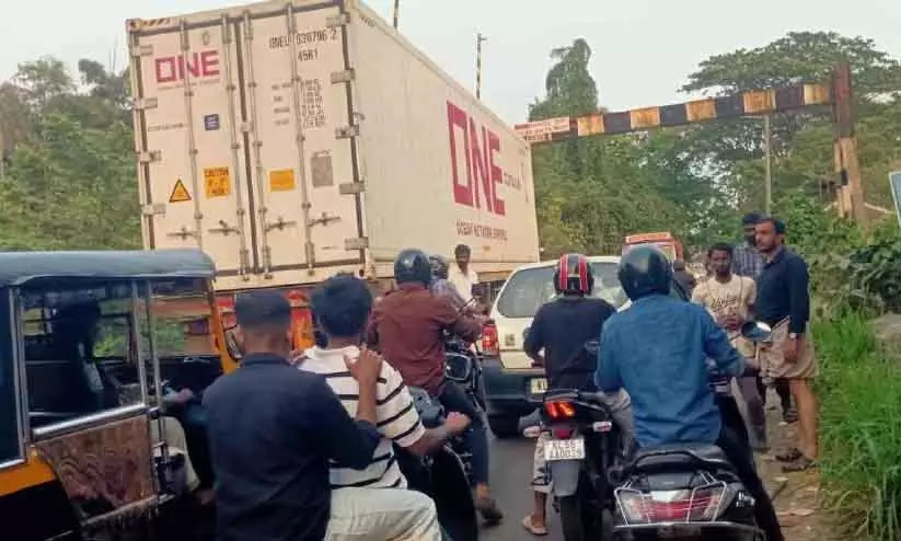 Melattur रेलवे फाटक पर लॉरी फंस गई; ट्रैफिक रुक गया Melattur रेलवे फाटक पर लॉरी फंस गई; ट्रैफिक रुक गया