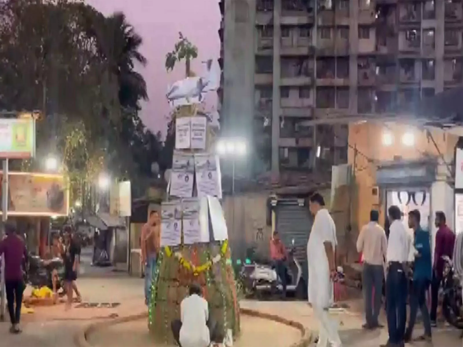 ठाणे में प्रदर्शनकारियों ने VSR एयरक्राफ्ट की होलिका जलाई, अजित पवार की मौत की जांच की मांग की ठाणे में प्रदर्शनकारियों ने VSR एयरक्राफ्ट की होलिका जलाई, अजित पवार की मौत की जांच की मांग की