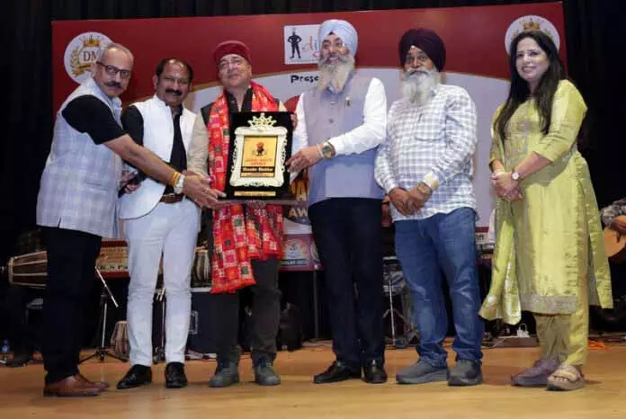 Idiot Club ने शेखर को 14वें जसपाल भट्टी अवॉर्ड से सम्मानित किया Idiot Club ने शेखर को 14वें जसपाल भट्टी अवॉर्ड से सम्मानित किया