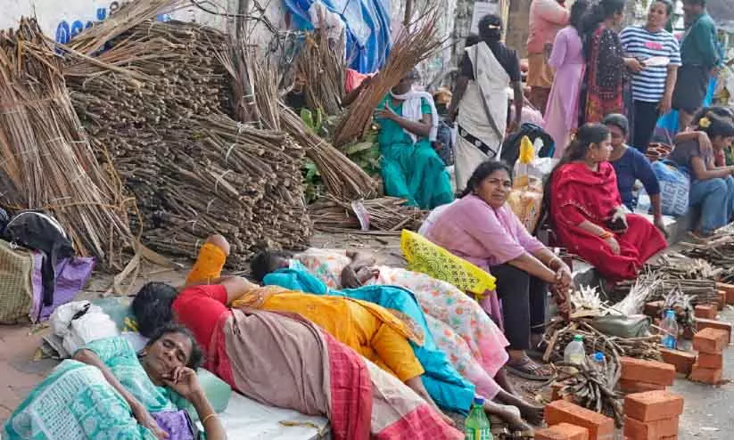 Kerala : अट्टुकल पोंगाला मंदिर में भक्तों की भीड़ Kerala : अट्टुकल पोंगाला मंदिर में भक्तों की भीड़