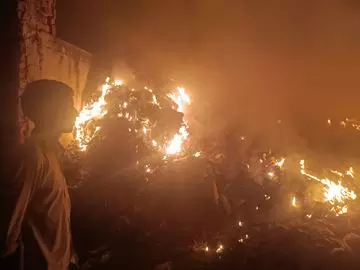 Farrukhabad: लुदइयाँ कूड़ा केंद्र में भीषण आग, आग से क्षेत्र में अफरा-तफरी Farrukhabad: लुदइयाँ कूड़ा केंद्र में भीषण आग, आग से क्षेत्र में अफरा-तफरी