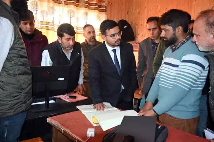 Kulgam DC ने यारीपोरा का दौरा किया, सरकारी दफ्तरों के कामकाज का जायज़ा लिया Kulgam DC ने यारीपोरा का दौरा किया, सरकारी दफ्तरों के कामकाज का जायज़ा लिया