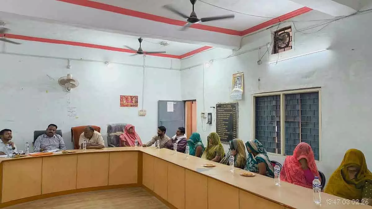 MP : भिंड काउंसिल मीटिंग में पति-बेटे डेवलपमेंट प्रोजेक्ट्स पर बहस करते रहे MP : भिंड काउंसिल मीटिंग में पति-बेटे डेवलपमेंट प्रोजेक्ट्स पर बहस करते रहे