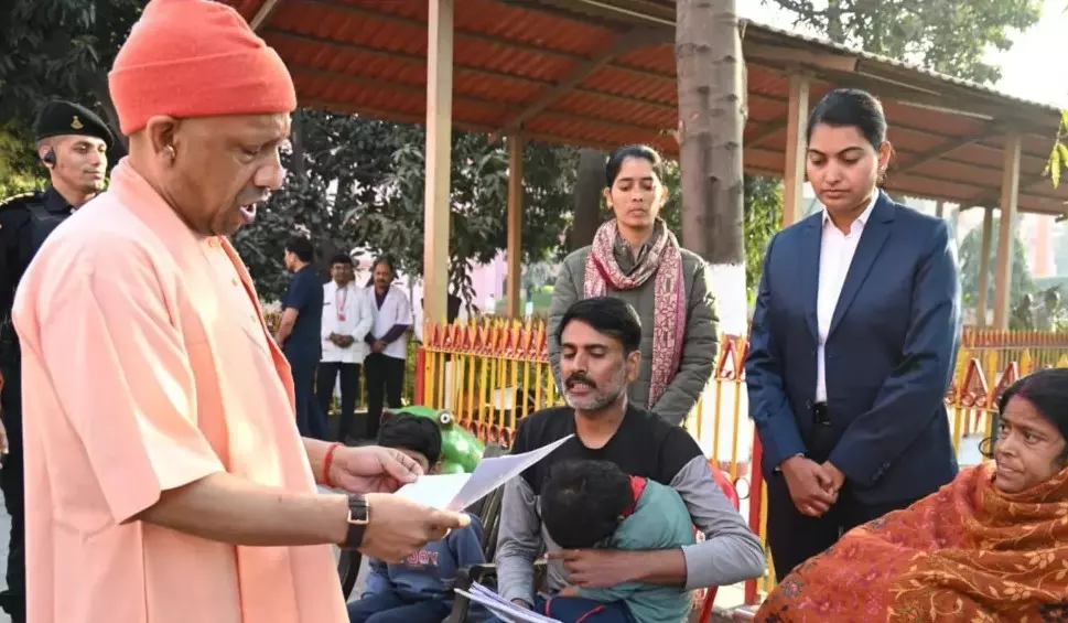 Gorakhpur: गोरखपुर में सीएम की सक्रियता, जनता दरबार में उमड़ी भीड़ Gorakhpur: गोरखपुर में सीएम की सक्रियता, जनता दरबार में उमड़ी भीड़