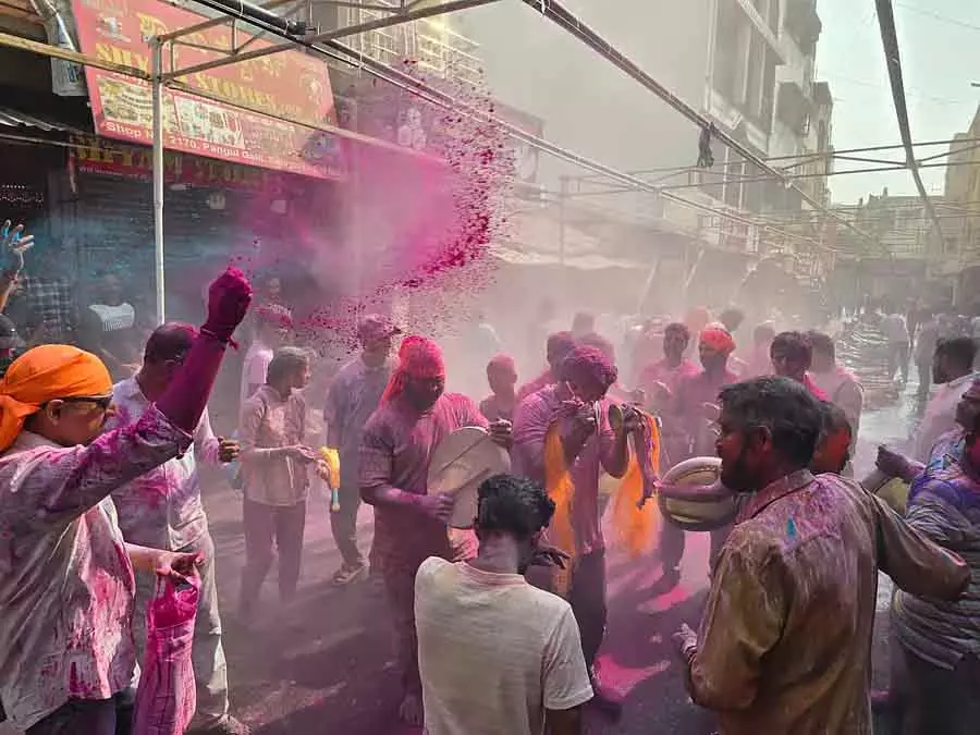 Belgaum : लोग एकता की भावना के साथ होली के रंगों में नहाए Belgaum : लोग एकता की भावना के साथ होली के रंगों में नहाए