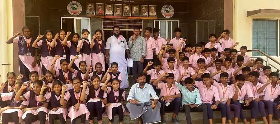 Teacher हेमराज का दूसरे स्कूल में ट्रांसफर: स्टूडेंट्स और पेरेंट्स का विरोध Teacher हेमराज का दूसरे स्कूल में ट्रांसफर: स्टूडेंट्स और पेरेंट्स का विरोध