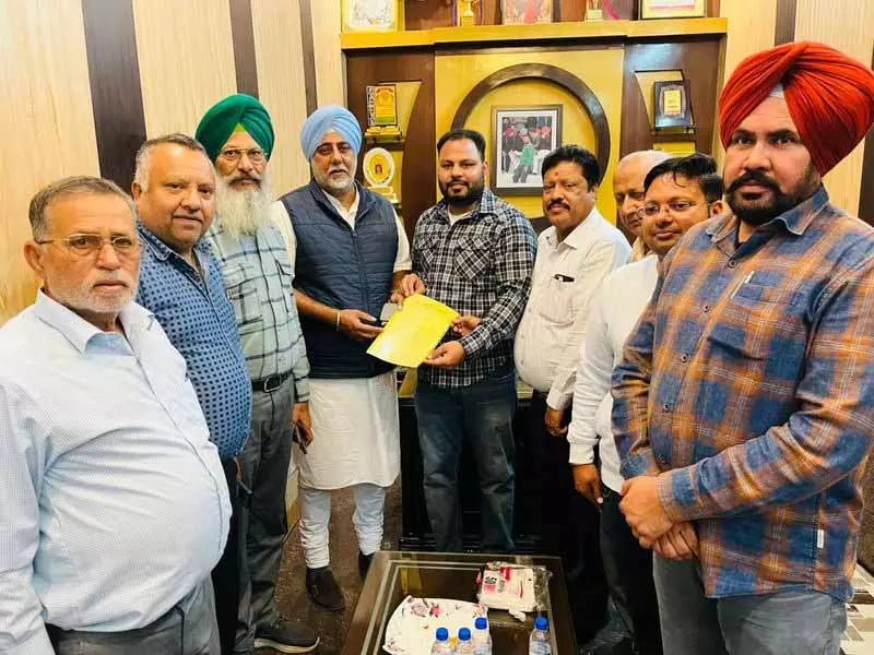 Amloh राइस मिलर्स ने स्टोरेज संकट पर चिंता जताई, पंजाब के पूर्व मंत्री से मिले Amloh राइस मिलर्स ने स्टोरेज संकट पर चिंता जताई, पंजाब के पूर्व मंत्री से मिले