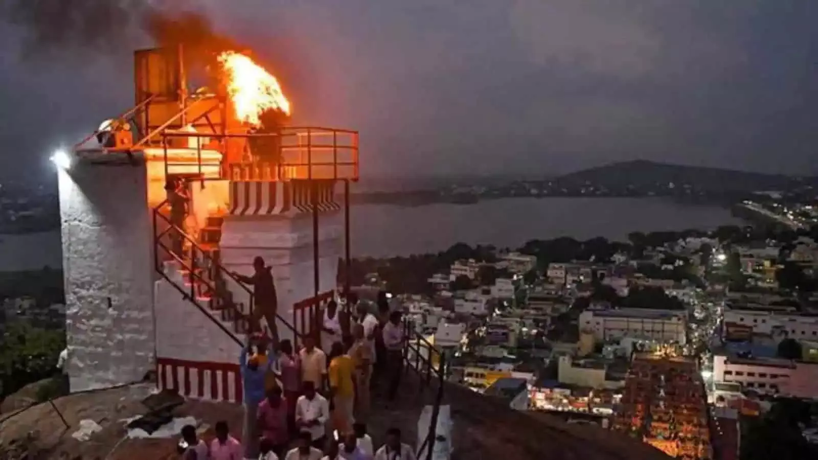 तिरुप्परनकुंद्रम दीपम मुद्दे को शरारती राजनीतिक रंग दिया गया: Madras HC तिरुप्परनकुंद्रम दीपम मुद्दे को शरारती राजनीतिक रंग दिया गया: Madras HC