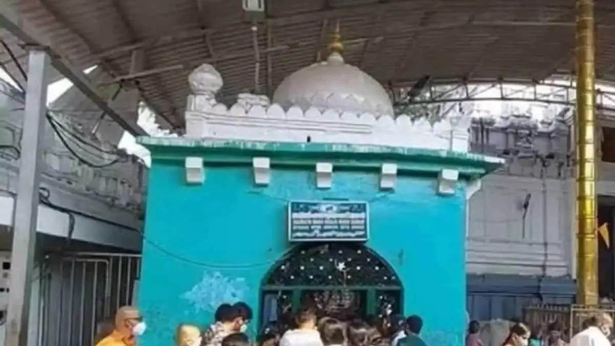 तेलंगाना सरकार ने HC को बताया कि वेमुलावाड़ा मंदिर में दरगाह पहले ही दूसरी जगह शिफ्ट कर दी तेलंगाना सरकार ने HC को बताया कि वेमुलावाड़ा मंदिर में दरगाह पहले ही दूसरी जगह शिफ्ट कर दी