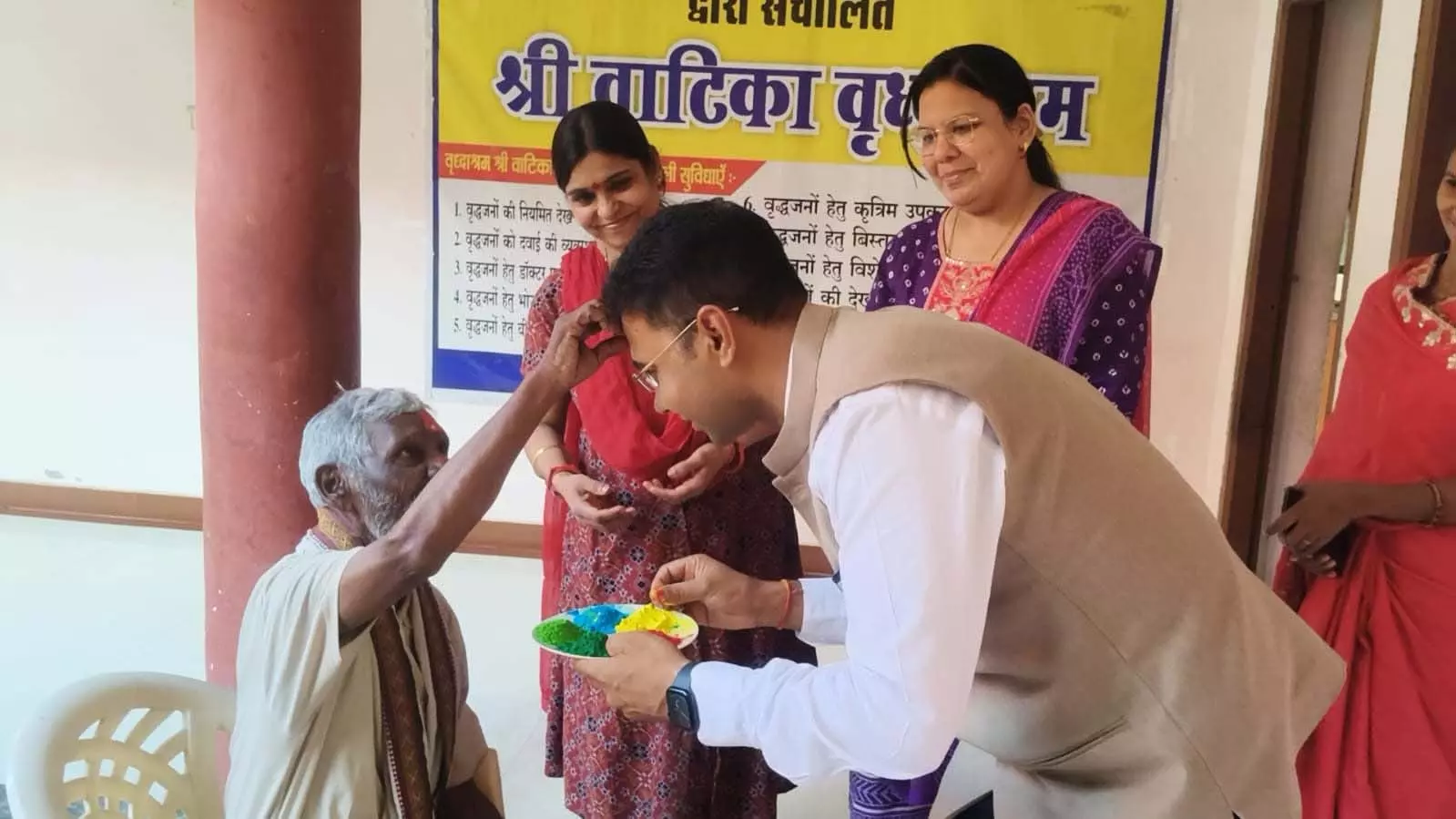 कलेक्टर ने वृद्धाश्रम के बुजुर्गों को बांटी होली की खुशियां कलेक्टर ने वृद्धाश्रम के बुजुर्गों को बांटी होली की खुशियां