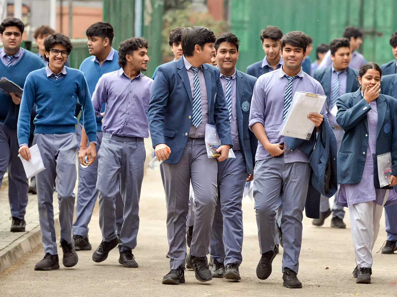 पश्चिम एशियाई देशों में 5 और 6 मार्च को होने वाली CBSE की 10वीं और 12वीं की परीक्षाएं स्थगित पश्चिम एशियाई देशों में 5 और 6 मार्च को होने वाली CBSE की 10वीं और 12वीं की परीक्षाएं स्थगित