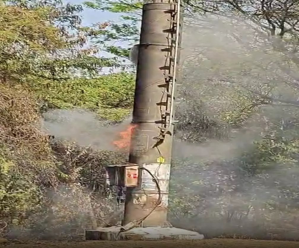 CG: जियो टावर में लगी भीषण आग, कंट्रोल पैनल जलकर खाक CG: जियो टावर में लगी भीषण आग, कंट्रोल पैनल जलकर खाक