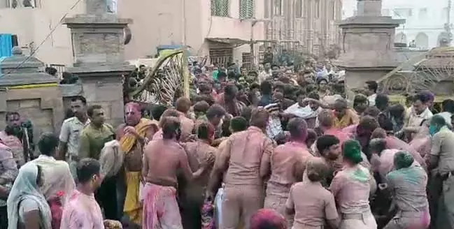 Jagannath मंदिर में डोला पूर्णिमा के दौरान भगदड़ जैसी स्थिति; कई भक्त घायल Jagannath मंदिर में डोला पूर्णिमा के दौरान भगदड़ जैसी स्थिति; कई भक्त घायल