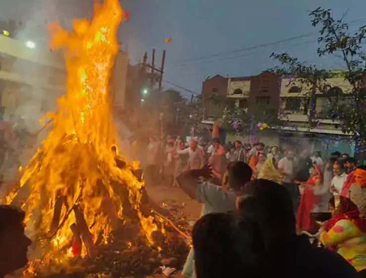 राजनांदगांव में पर्यावरण संरक्षण के संकल्प के साथ कंडों से जली होलिका राजनांदगांव में पर्यावरण संरक्षण के संकल्प के साथ कंडों से जली होलिका