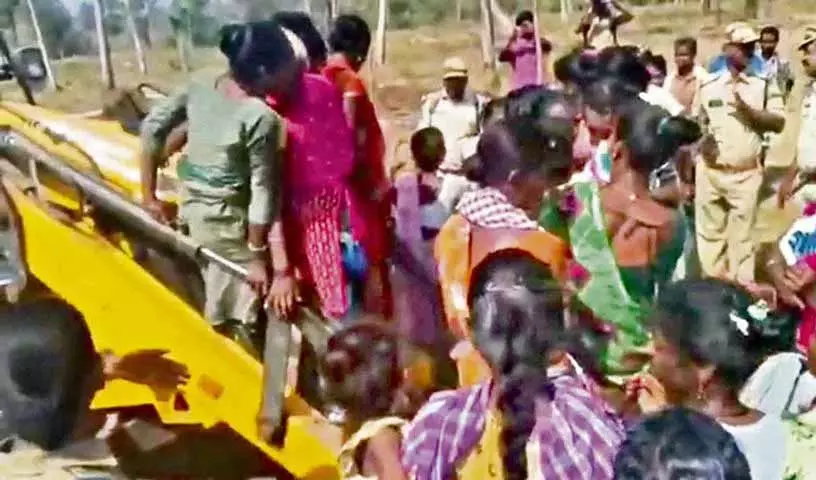 Sitakka Mulugu district में पोडू किसानों और वन अधिकारियों में झड़प Sitakka Mulugu district में पोडू किसानों और वन अधिकारियों में झड़प