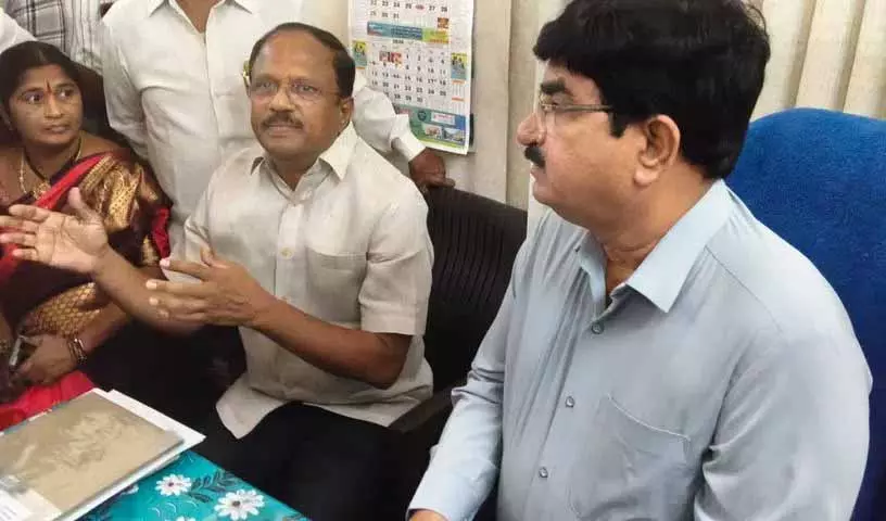 आवारा कुत्तों ने शव को नोचा, Jadcherla hospital के सुपरिटेंडेंट, तीन अन्य सस्पेंड आवारा कुत्तों ने शव को नोचा, Jadcherla hospital के सुपरिटेंडेंट, तीन अन्य सस्पेंड