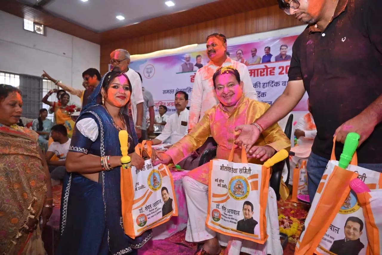 बसना के मंगल भवन में होली की धूम, विधायक ने नगाड़े की थाप पर लगाए ठुमके बसना के मंगल भवन में होली की धूम, विधायक ने नगाड़े की थाप पर लगाए ठुमके