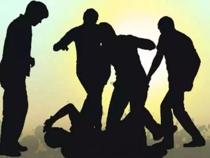 पुणे में तीन लोगों ने एक युवक को kidnap करके धमकाते हुए पीटा पुणे में तीन लोगों ने एक युवक को kidnap करके धमकाते हुए पीटा