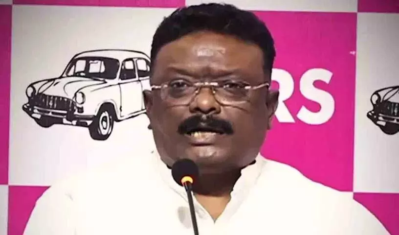 Dasoju Shravan ने ओयू लॉ एग्जाम में गड़बड़ी के लिए रेवंत सरकार पर निशाना साधा Dasoju Shravan ने ओयू लॉ एग्जाम में गड़बड़ी के लिए रेवंत सरकार पर निशाना साधा