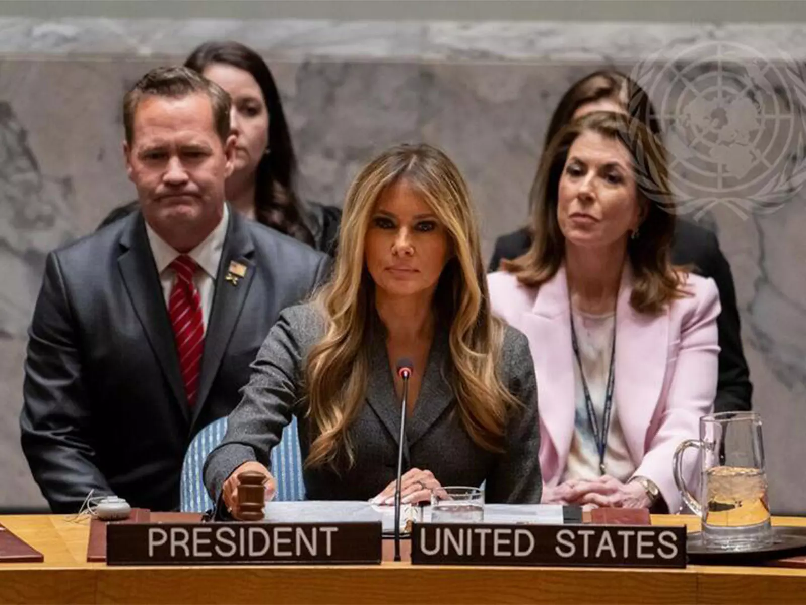 US की फर्स्ट लेडी मेलानिया ट्रंप ने UN मीटिंग की अध्यक्षता की, शिक्षा के ज़रिए शांति को बढ़ावा दिया US की फर्स्ट लेडी मेलानिया ट्रंप ने UN मीटिंग की अध्यक्षता की, शिक्षा के ज़रिए शांति को बढ़ावा दिया