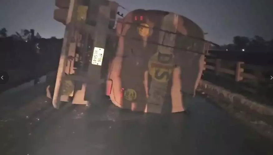 Raipur Breaking: खारुन नदी पल पर टैंकर पलटा, देखें VIDEO... Raipur Breaking: खारुन नदी पल पर टैंकर पलटा, देखें VIDEO...