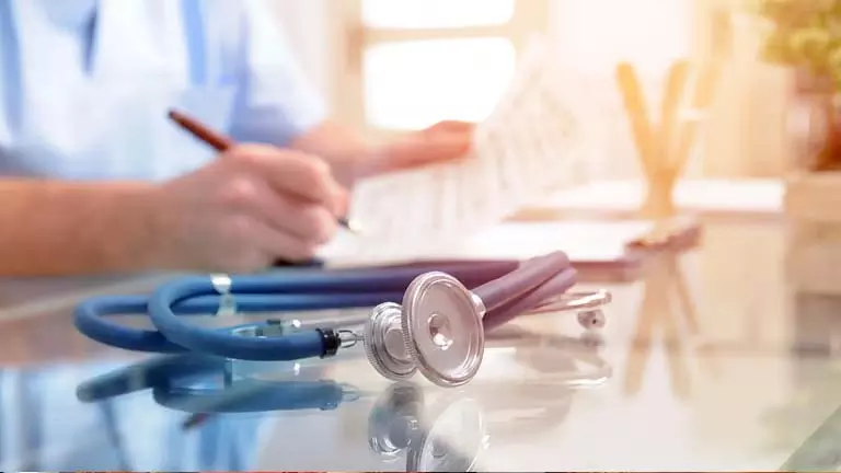 तीन दिन से Doctor नहीं आए, 24 घंटे सेवा की मांग को लेकर सड़क जाम तीन दिन से Doctor नहीं आए, 24 घंटे सेवा की मांग को लेकर सड़क जाम