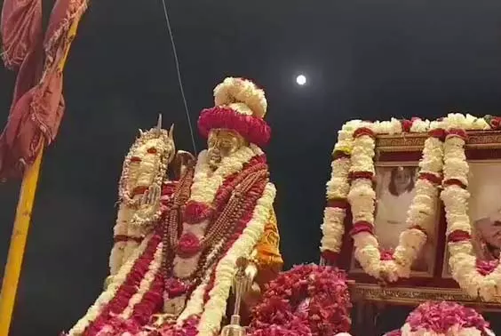 Varanasi में पूर्ण चंद्र ग्रहण के बाद गंगा आरती एक घंटे की देरी से सम्पन्न Varanasi में पूर्ण चंद्र ग्रहण के बाद गंगा आरती एक घंटे की देरी से सम्पन्न