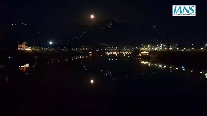 Srinagar में खूबसूरत लाल चांद के साथ देखा गया चंद्र ग्रहण, आकाश हुआ रक्तिमा Srinagar में खूबसूरत लाल चांद के साथ देखा गया चंद्र ग्रहण, आकाश हुआ रक्तिमा