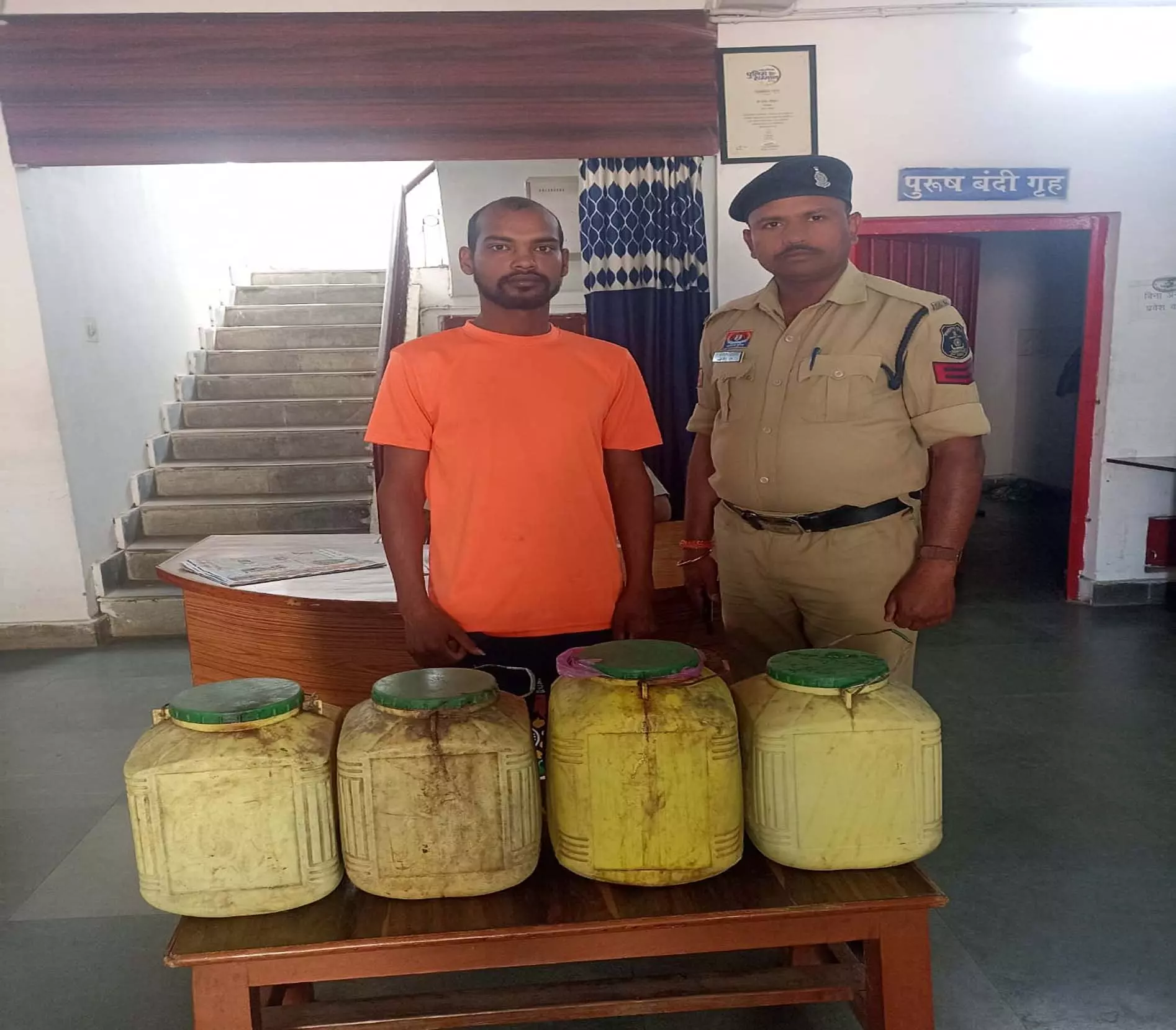 अवैध महुआ शराब पर बड़ी कार्रवाई, 85 लीटर जब्त, तस्कर गिरफ्तार अवैध महुआ शराब पर बड़ी कार्रवाई, 85 लीटर जब्त, तस्कर गिरफ्तार
