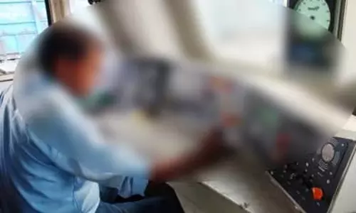 लोको पायलट की पाइल्स सर्जरी हुई, बेरहम अफसर ने छुट्टी बढ़ाने से किया इनकार लोको पायलट की पाइल्स सर्जरी हुई, बेरहम अफसर ने छुट्टी बढ़ाने से किया इनकार
