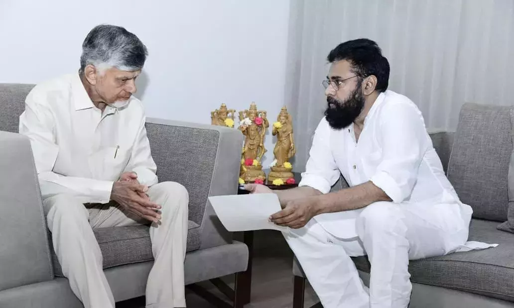 Andhra प्रदेश के मुख्यमंत्री ने पवन के साथ प्रमुख मुद्दों पर बैठक की Andhra प्रदेश के मुख्यमंत्री ने पवन के साथ प्रमुख मुद्दों पर बैठक की