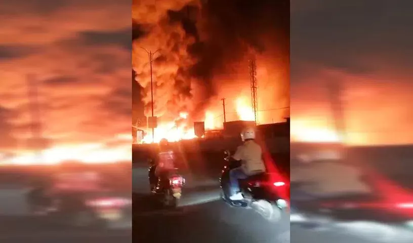 Nizampet में आग लगने से कई दुकानें जलकर खाक हो गईं