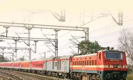 Andhra : ट्रेन के टैंकर से गैस लीक होने से कई ट्रेनें रुकीं Andhra : ट्रेन के टैंकर से गैस लीक होने से कई ट्रेनें रुकीं