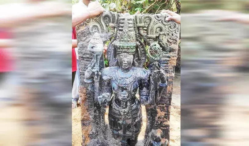 Bhupalpally में एक नदी से भगवान विष्णु की प्राचीन मूर्ति मिली Bhupalpally में एक नदी से भगवान विष्णु की प्राचीन मूर्ति मिली