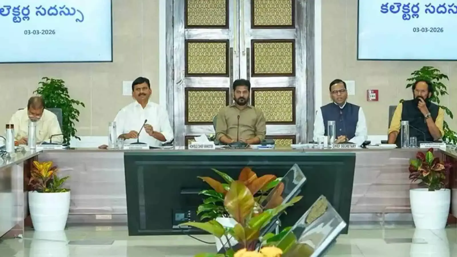 Telangana CM ने अधिकारियों को स्कूली बच्चों के साथ मिड-डे मील खाने का आदेश दिया Telangana CM ने अधिकारियों को स्कूली बच्चों के साथ मिड-डे मील खाने का आदेश दिया