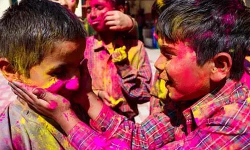 होली पर अमित शाह और नितिन गडकरी समेत कई नेताओं ने दी देशवासियों को शुभकामनाएं होली पर अमित शाह और नितिन गडकरी समेत कई नेताओं ने दी देशवासियों को शुभकामनाएं