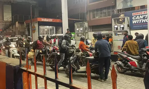 Hyderabad  में पेट्रोल पंपों पर अफवाहों के बीच भारी भीड़