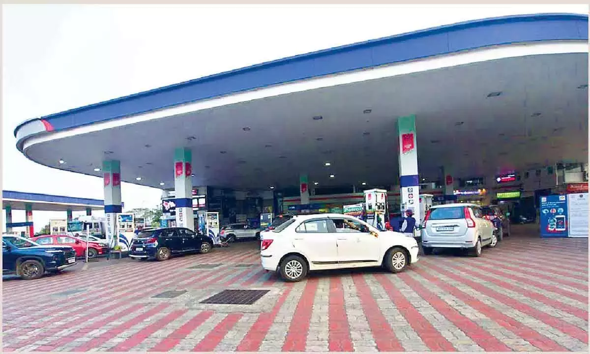 Andhra: पश्चिम एशिया में बढ़ते तनाव के बीच सप्लाई की चिंताएं बढ़ गई हैं Andhra: पश्चिम एशिया में बढ़ते तनाव के बीच सप्लाई की चिंताएं बढ़ गई हैं