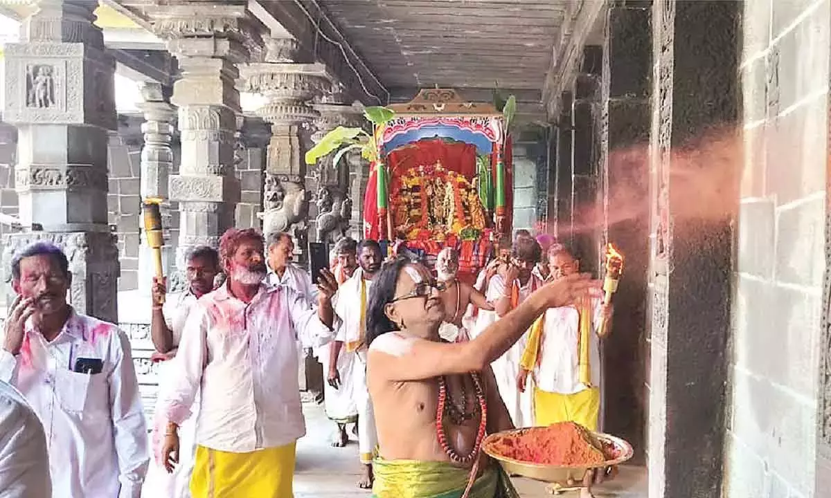 Andhra: ‘डोलोत्सवम’, ‘वसंतोत्सवम’ हर्षोल्लास के साथ मनाया गया Andhra: ‘डोलोत्सवम’, ‘वसंतोत्सवम’ हर्षोल्लास के साथ मनाया गया