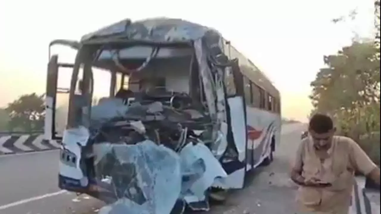 RTC बस ने खड़े कंटेनर को टक्कर मारी, 10 यात्री घायल RTC बस ने खड़े कंटेनर को टक्कर मारी, 10 यात्री घायल