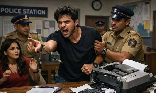 Mumbai : गर्लफ्रेंड पर हमला करने और पुलिस स्टेशन में हंगामा करने के आरोप में युवक पर केस दर्ज किया Mumbai : गर्लफ्रेंड पर हमला करने और पुलिस स्टेशन में हंगामा करने के आरोप में युवक पर केस दर्ज किया