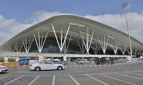 एयरलाइन बंद होने का असर: दुबई जाने वाली एमिरेट्स की फ्लाइट KIA वापस लौटी एयरलाइन बंद होने का असर: दुबई जाने वाली एमिरेट्स की फ्लाइट KIA वापस लौटी