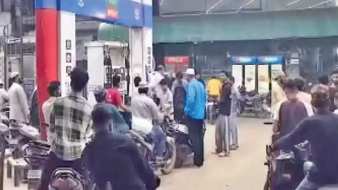 US-इज़राइल-ईरान तनाव: शहर के पेट्रोल पंपों पर भारी भीड़ US-इज़राइल-ईरान तनाव: शहर के पेट्रोल पंपों पर भारी भीड़